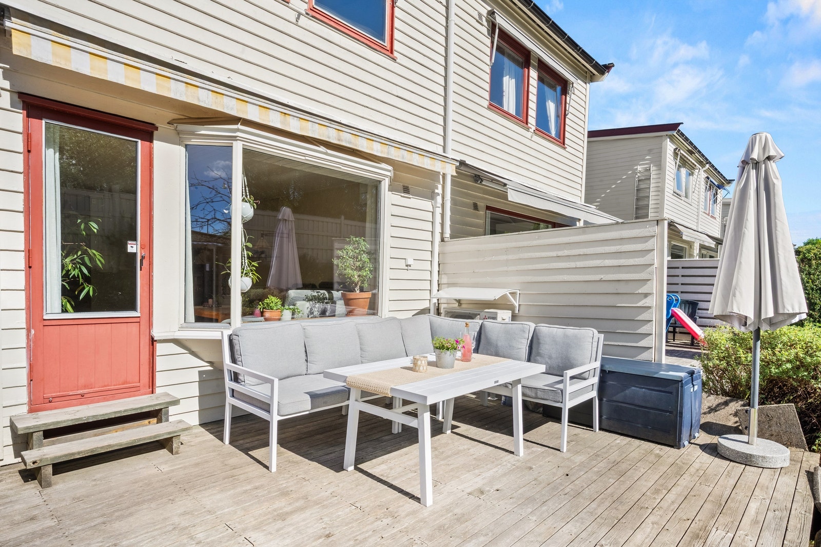 Terrassen har god plass til utemøbler og er utstyrt med markise. Galleribilde