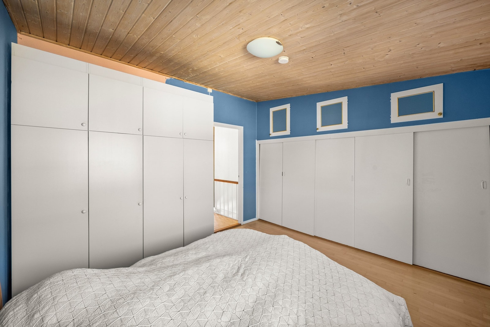 Rikelig med oppbevaringsplass i skyvedørsgarderobe og plassbygde skap. Galleribilde