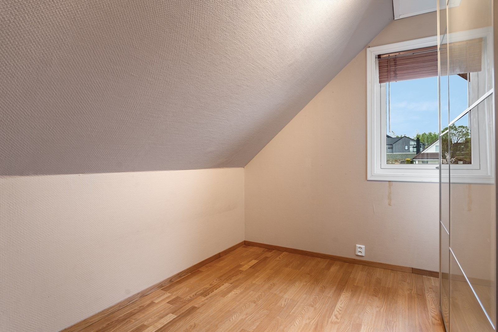 Det er to øvrige soverom i andre etasje, med plass til seng og oppbevaring. Galleribilde