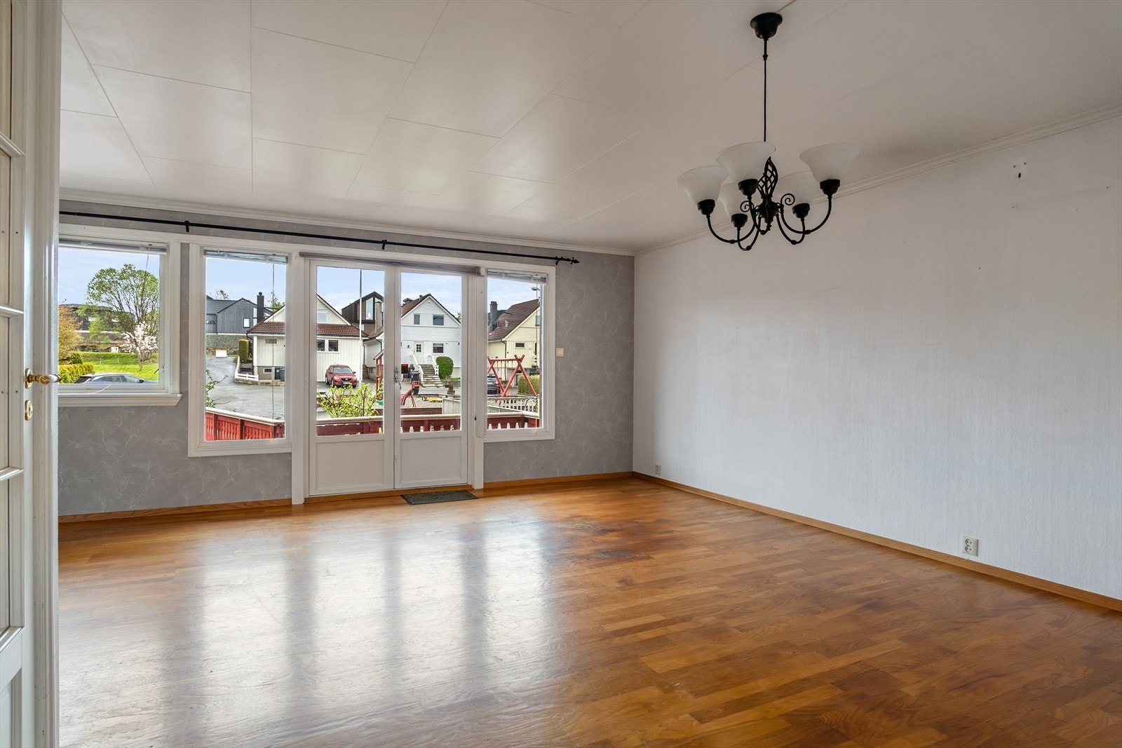 Rommet er lett å møblere med plass til både sofagruppe og spisebord. Galleribilde