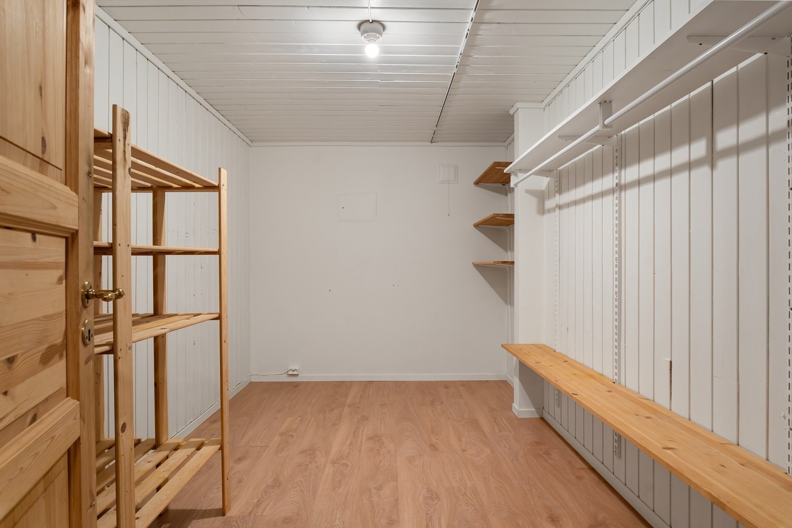 Praktisk bod i kjelleren med gode lagringsmuligheter. Galleribilde