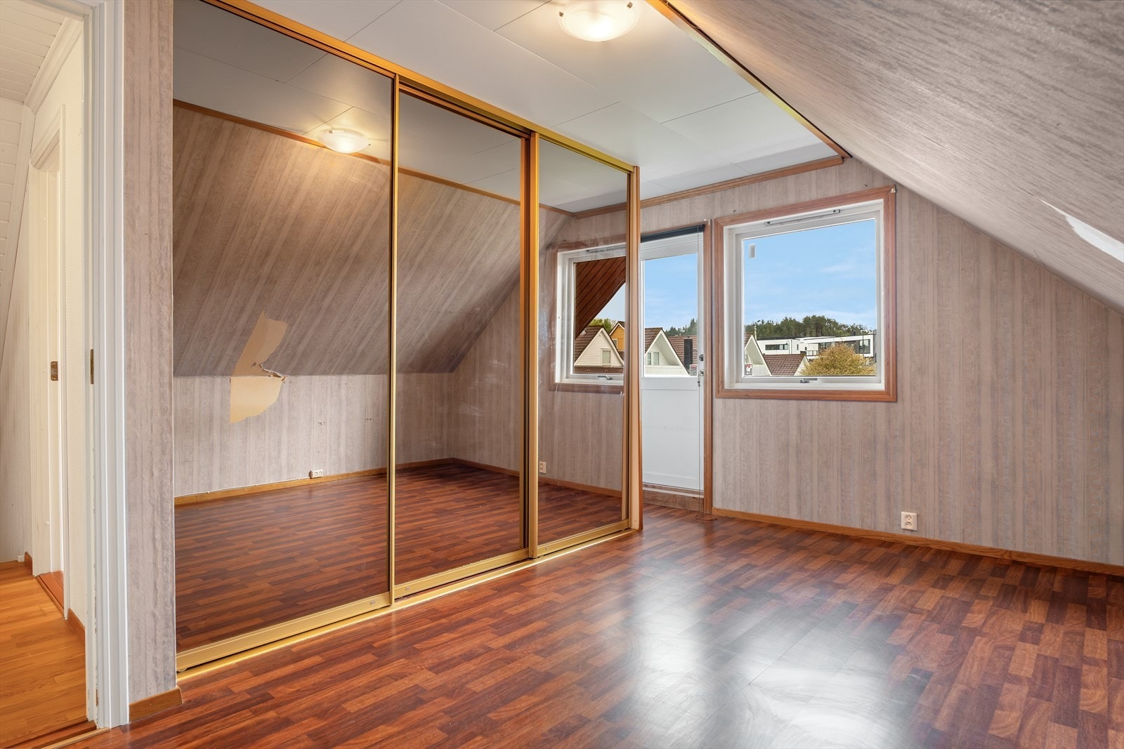 Hovedsoverommet har god plass, speilgarderobe og utgang til en egen balkong. Galleribilde