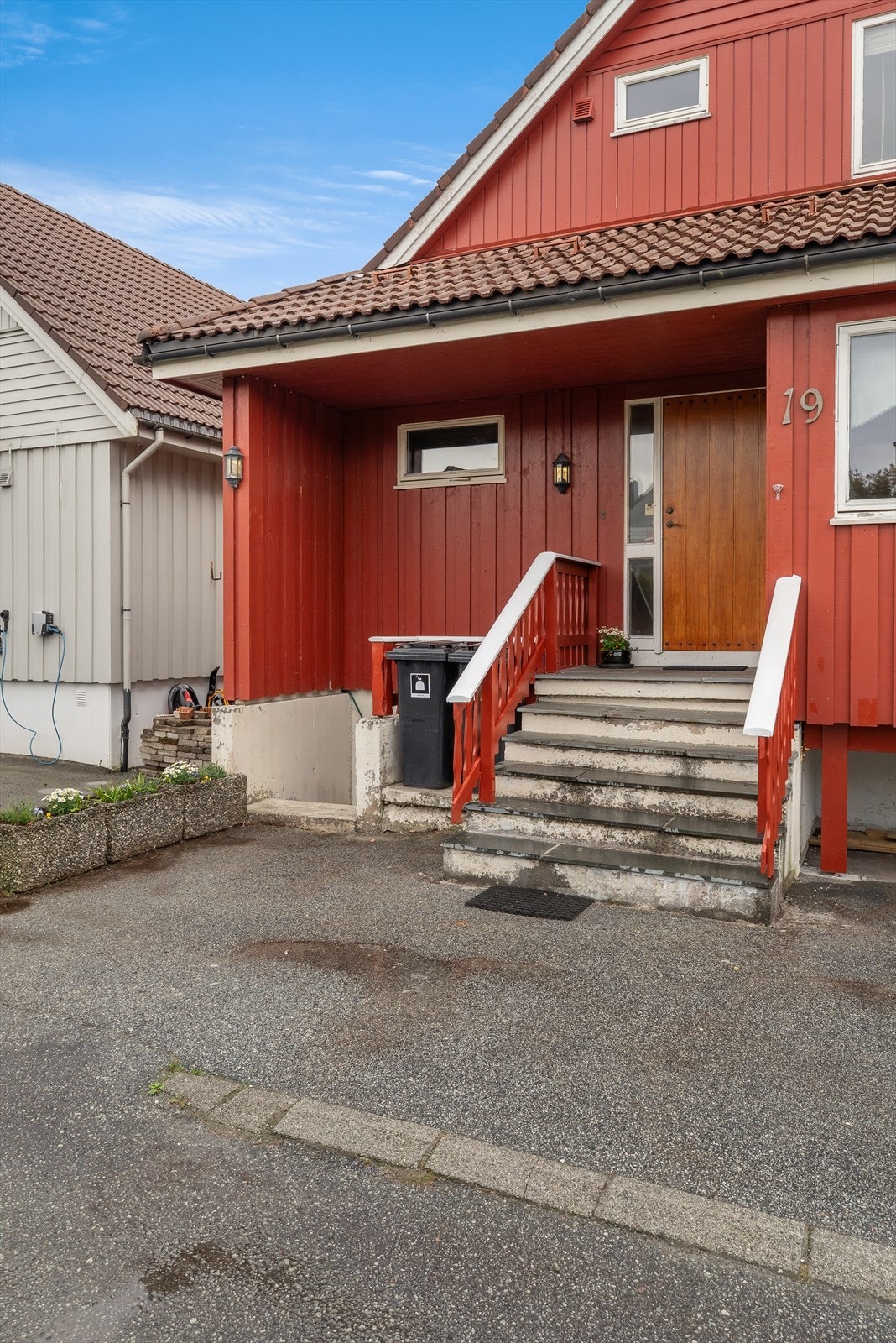 Overbygd inngangsparti som gir ly for vær og vind. Galleribilde