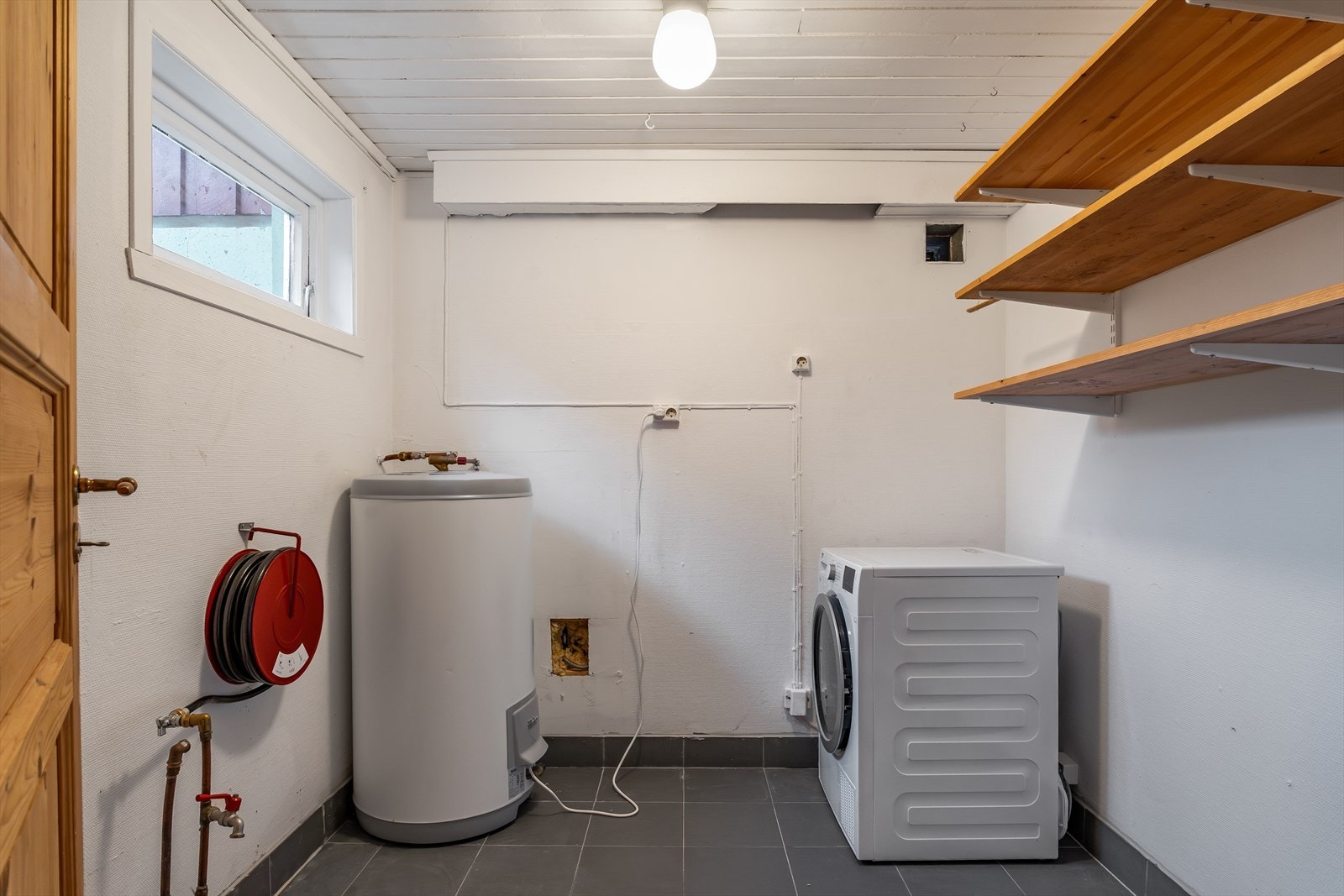 Separat vaskerom i kjelleren med opplegg for vaskemaskin og plass til tørk. Galleribilde