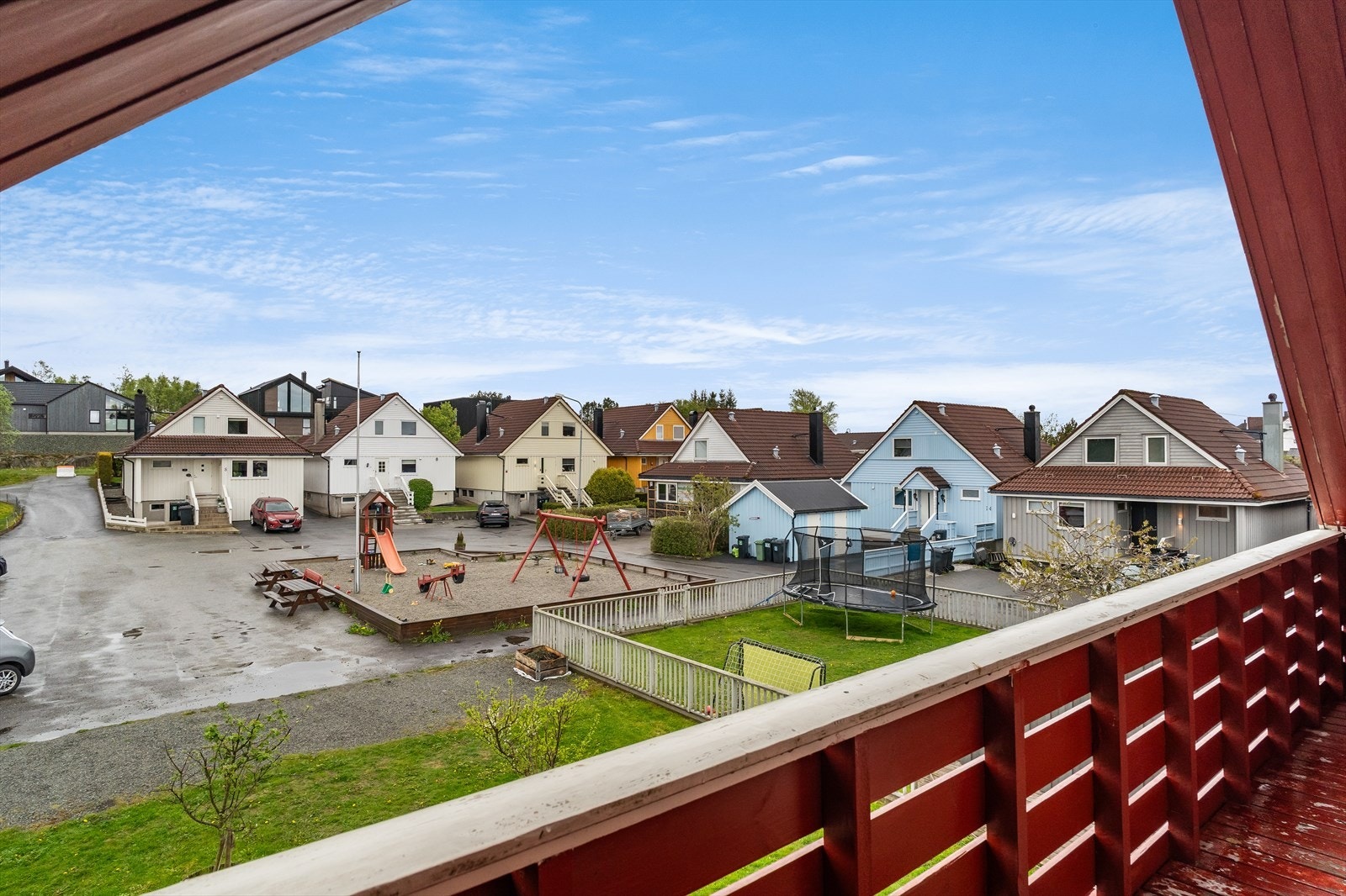 Fra balkongen i andre etasje er det utsikt over nærområdet og lekeplassen. Galleribilde
