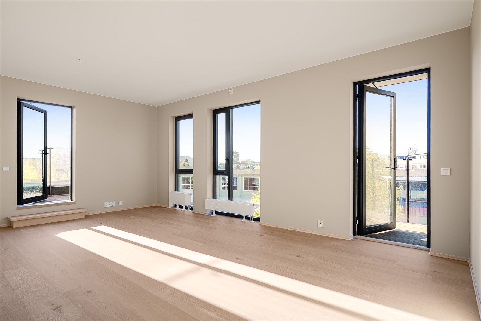 Leiligheten har to herlige balkonger med glassrekkverk. Galleribilde