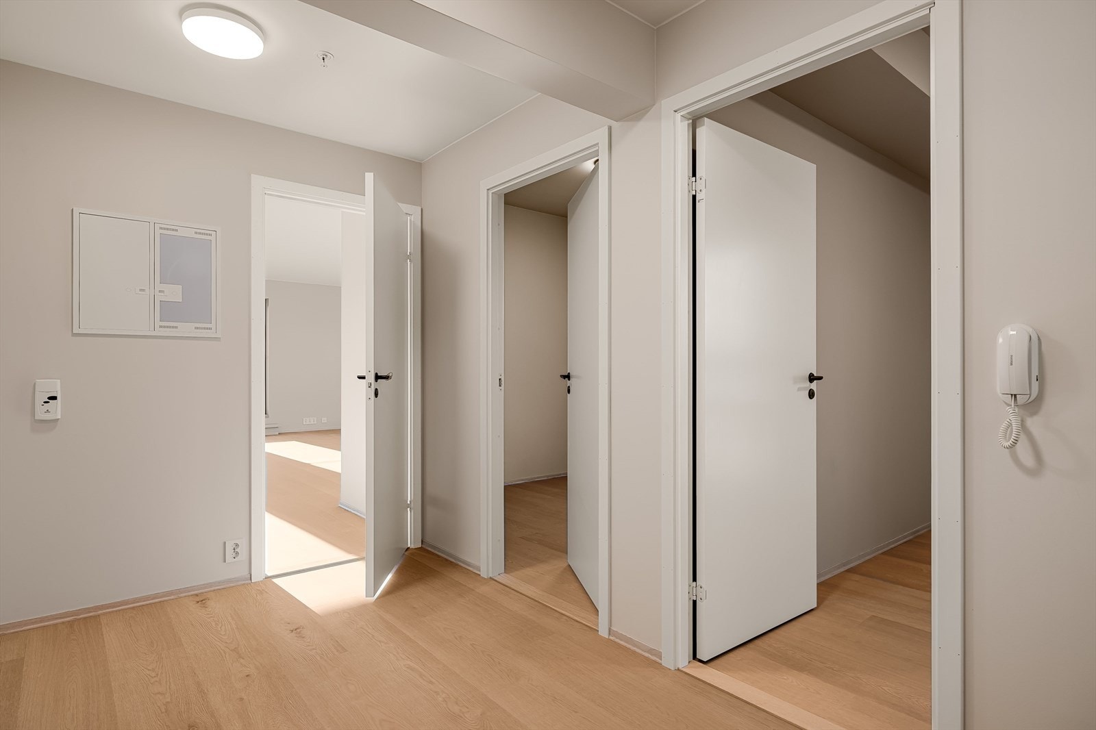 Velkommen inn. Her har du en romslig entré med god plass for sko og klesavheng. Entréen fordeler til flislagt bad, to soverom og videre ut til stue og kjøkkenløsning. Galleribilde