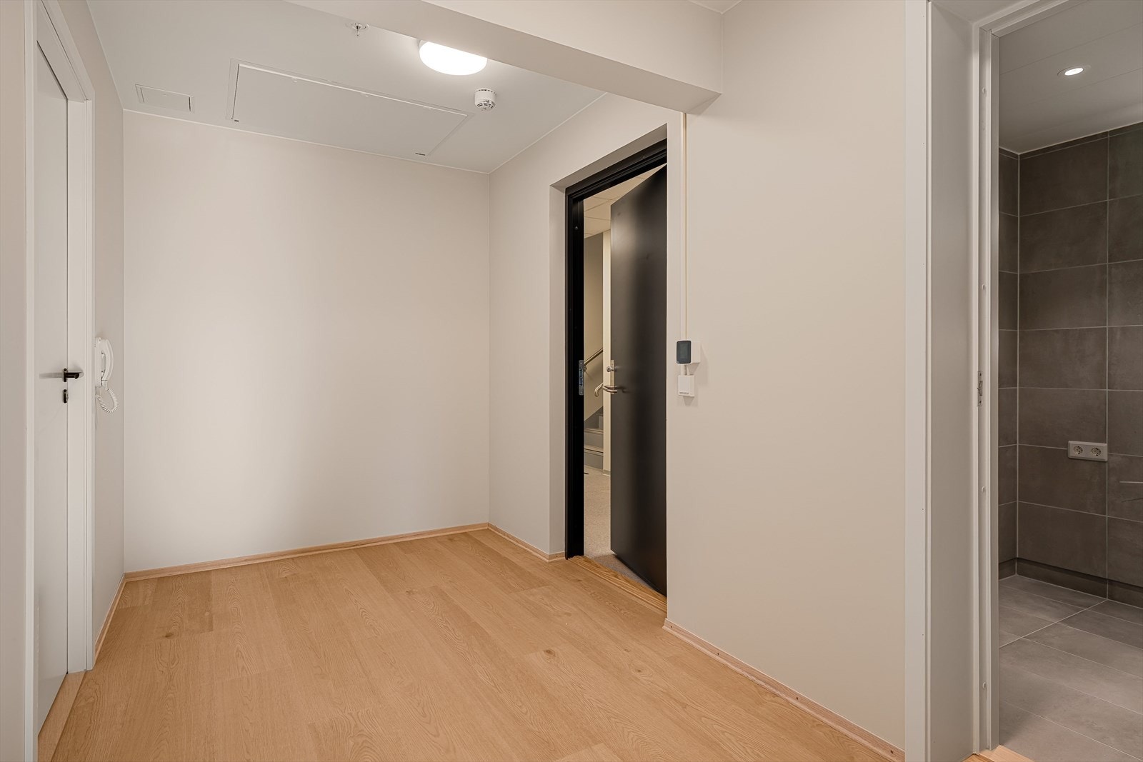 Entré. Ventilasjonsaggregat er innfelt i nedforet himling og er en plassbesparende løsning. Galleribilde