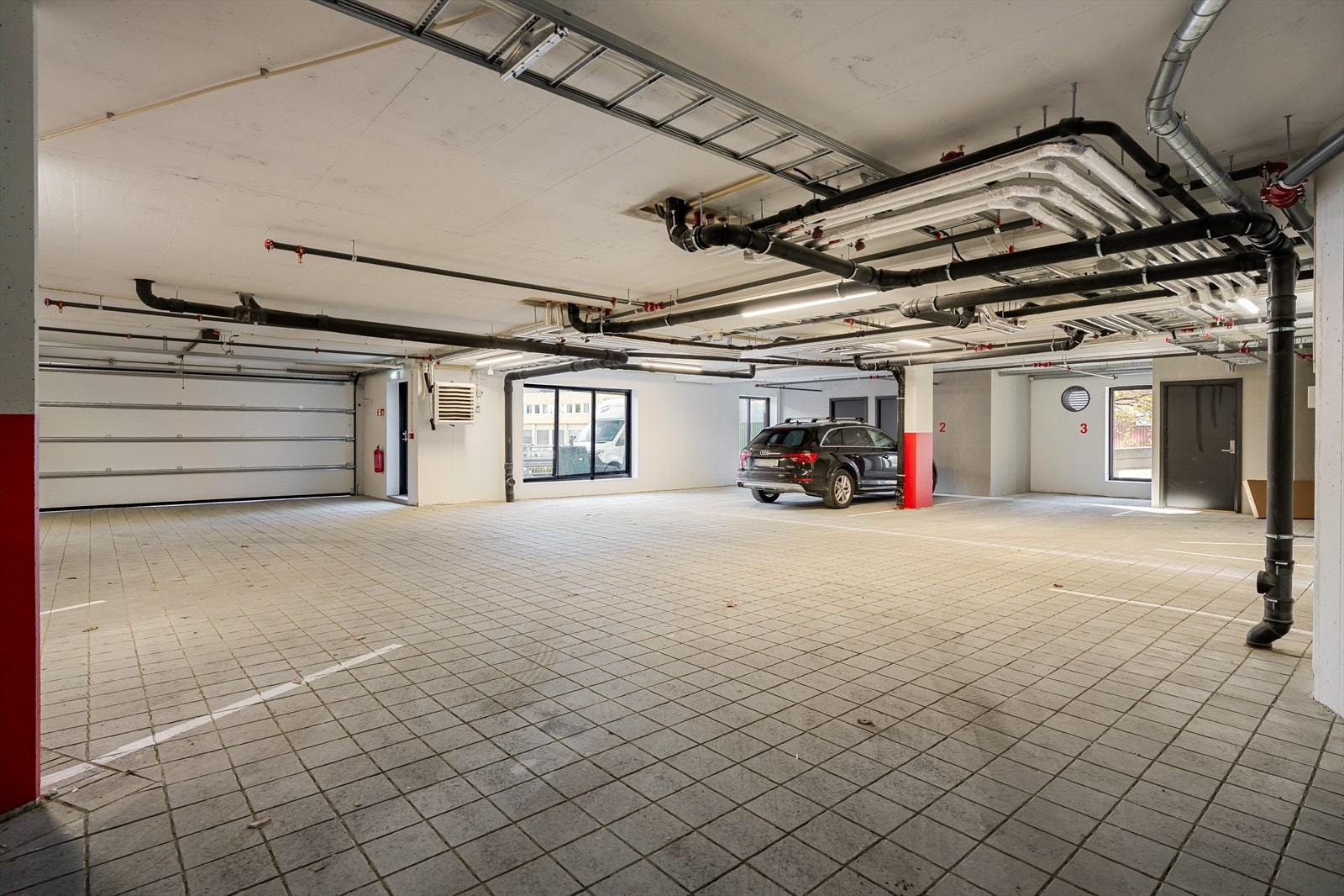 I p-kjeller medfølger fast parkeringsplass og sportsbod. Galleribilde