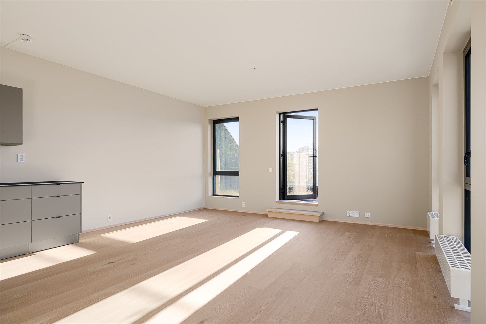 God takhøyde og moderne fargevalg. Leiligheten varmes opp via fjernvarme. Fjernvarmen er inkludert i de månedlige felleskostnadene. Galleribilde