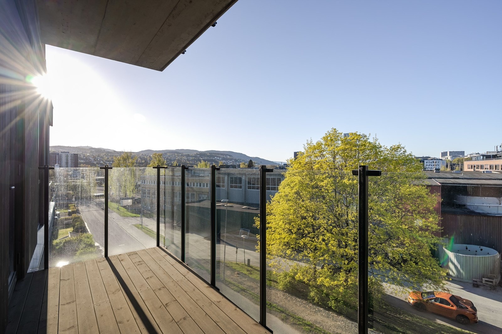 Nydelig utsikt og lang solgang fra vestvendt balkong. Galleribilde