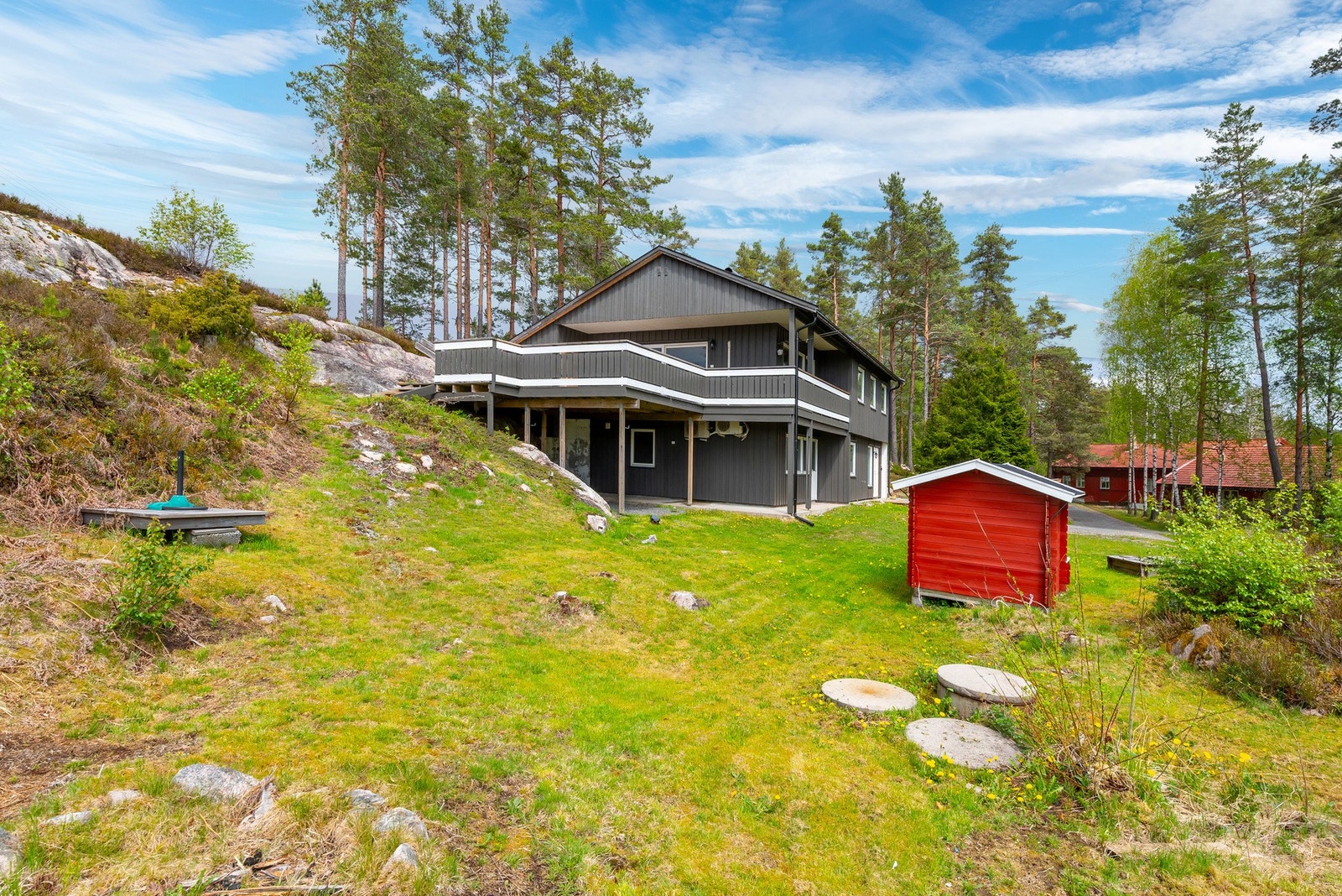 Hage med plenarealer og lekestue. Galleribilde