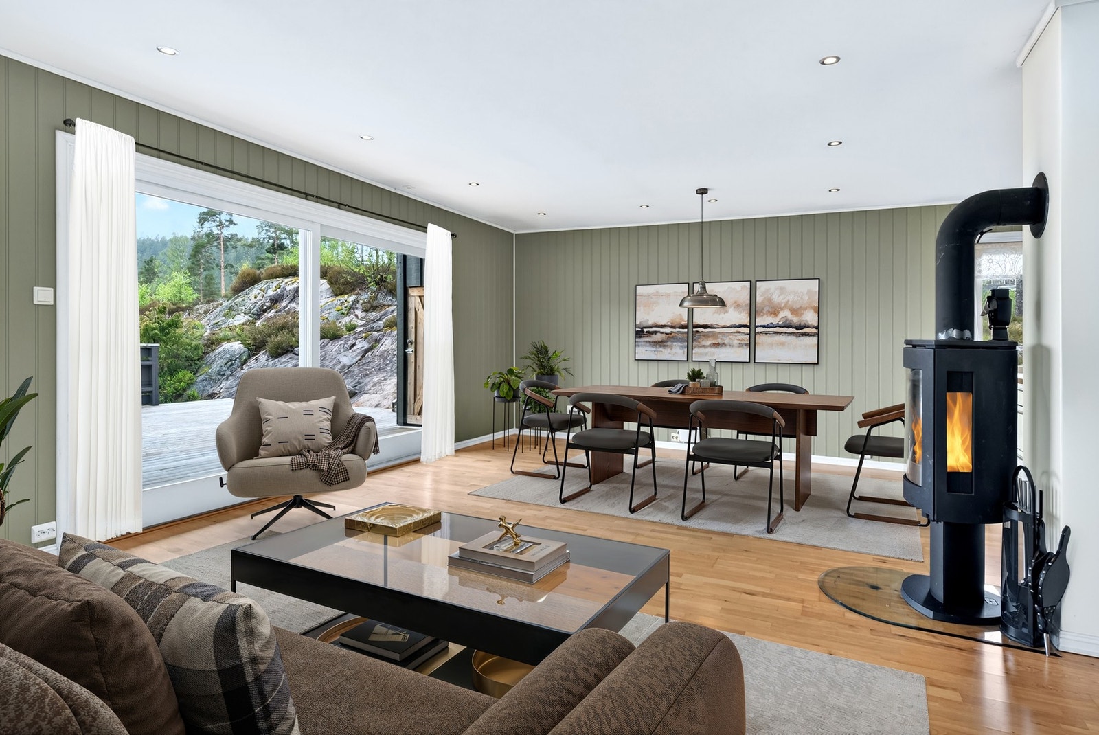 Lys stue med plass til sofagruppe og spisebord - 3D møblert for å vise potensialet. Peis i stue som gir god varme og hyggelig atmosfære på kalde vinterdager. Galleribilde