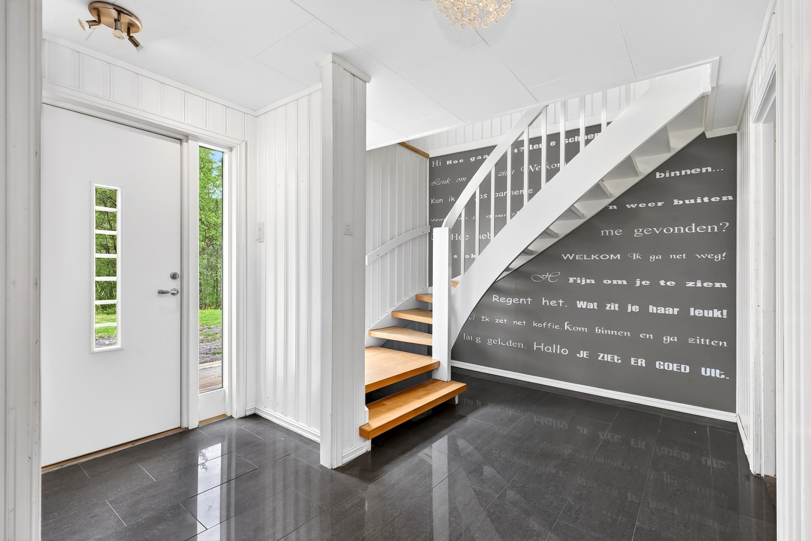 Velkommen inn! Romslig gang med gode møbleringsmuligheter. Galleribilde