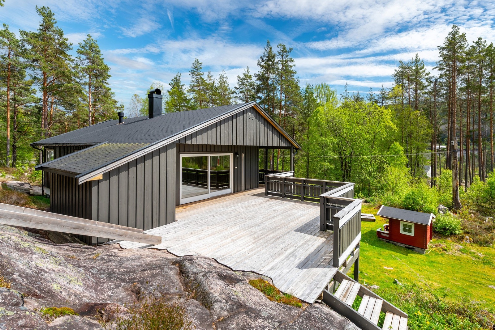 Stor og solrik veranda med gode møbleringsmuligheter. Galleribilde
