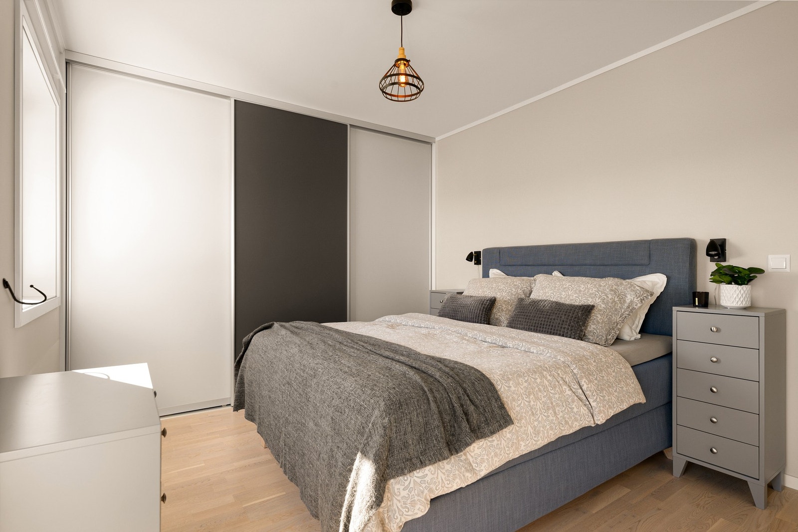 Her er det også en stor og integrert skyvedørsgarderobe. Galleribilde