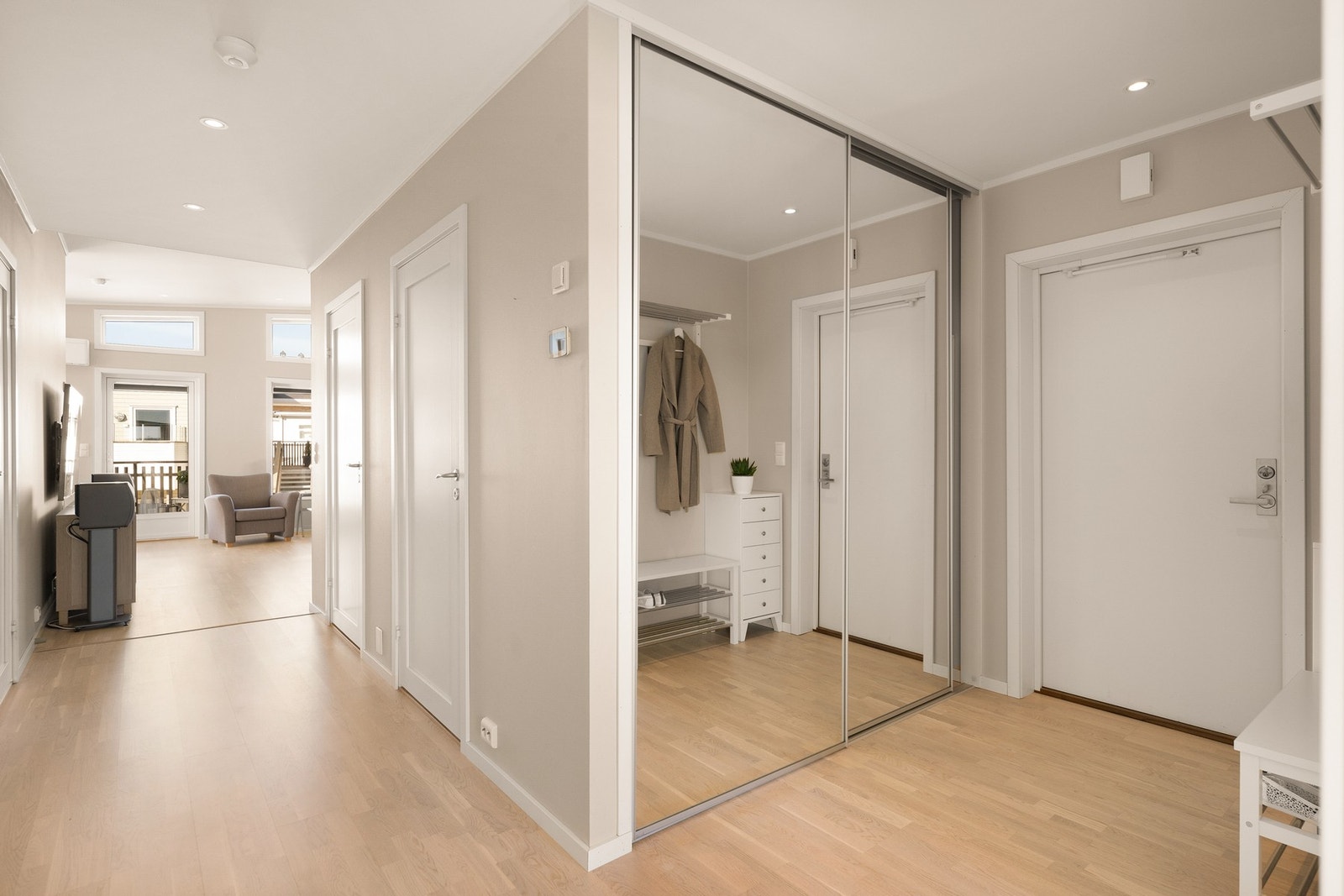 Entreen er praktisk utstyrt med en stor skyvedørsgarderobe m/ speilflate. Det er varme i gulvet. Galleribilde