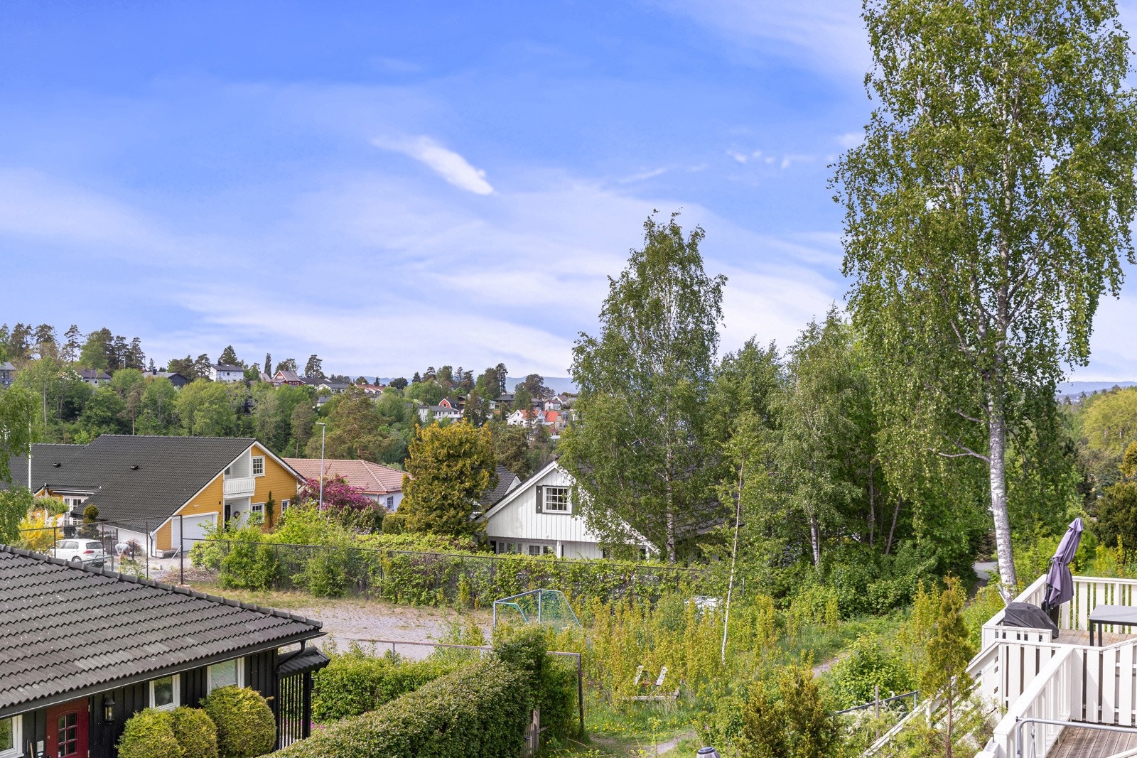 1. etasje: Fra balkongen i 1. etasje har du flott utsikt. Enderekkehuset ligger høyt og fritt uten innsyn Galleribilde