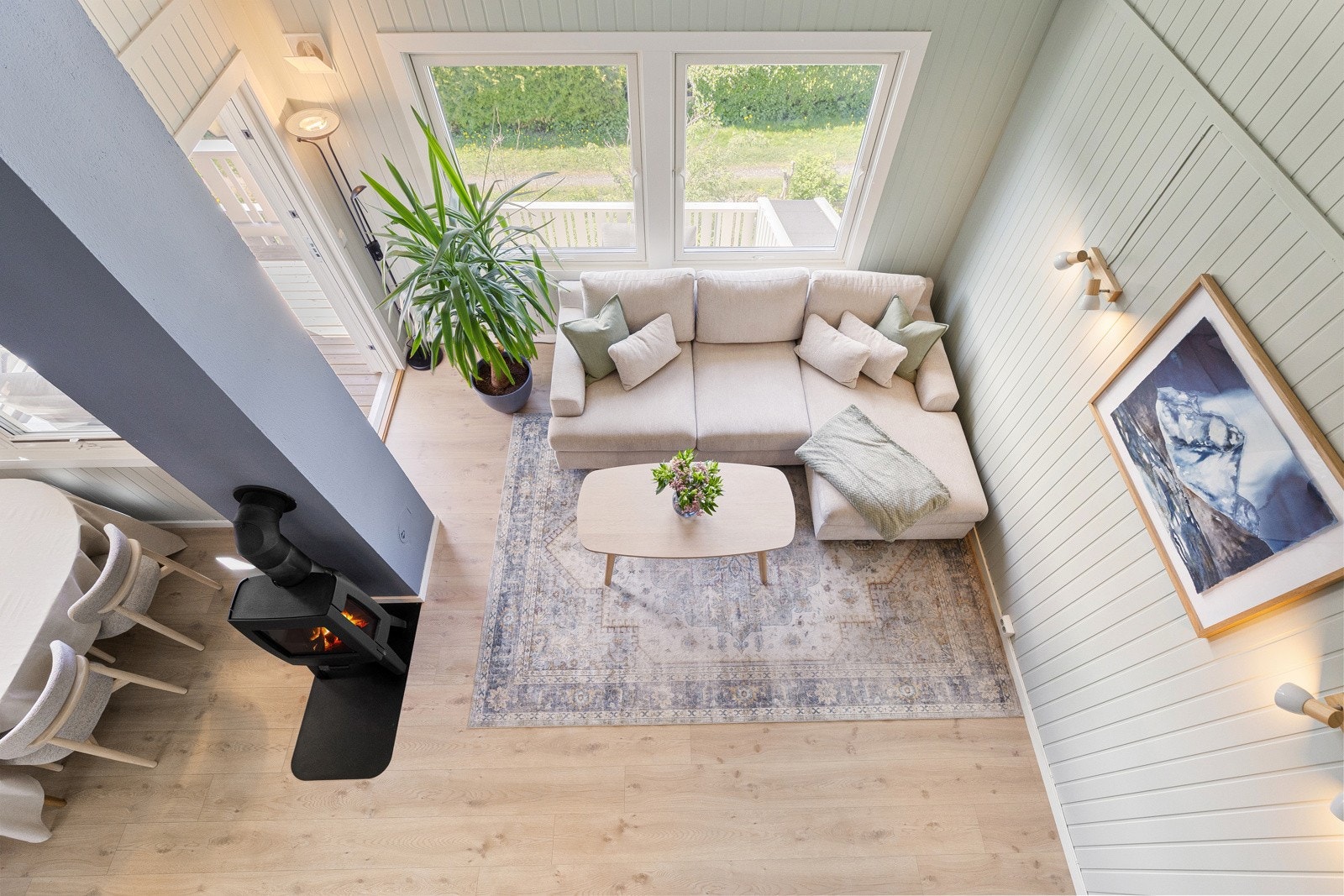 1. etasje: Bilde av stuen er tatt fra loftstuen i 2. etasje Galleribilde