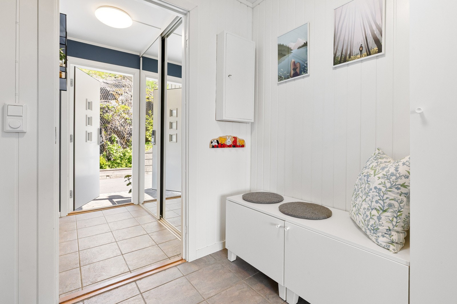 1. etasje: Entrè med skyvedørsgarderobe Galleribilde