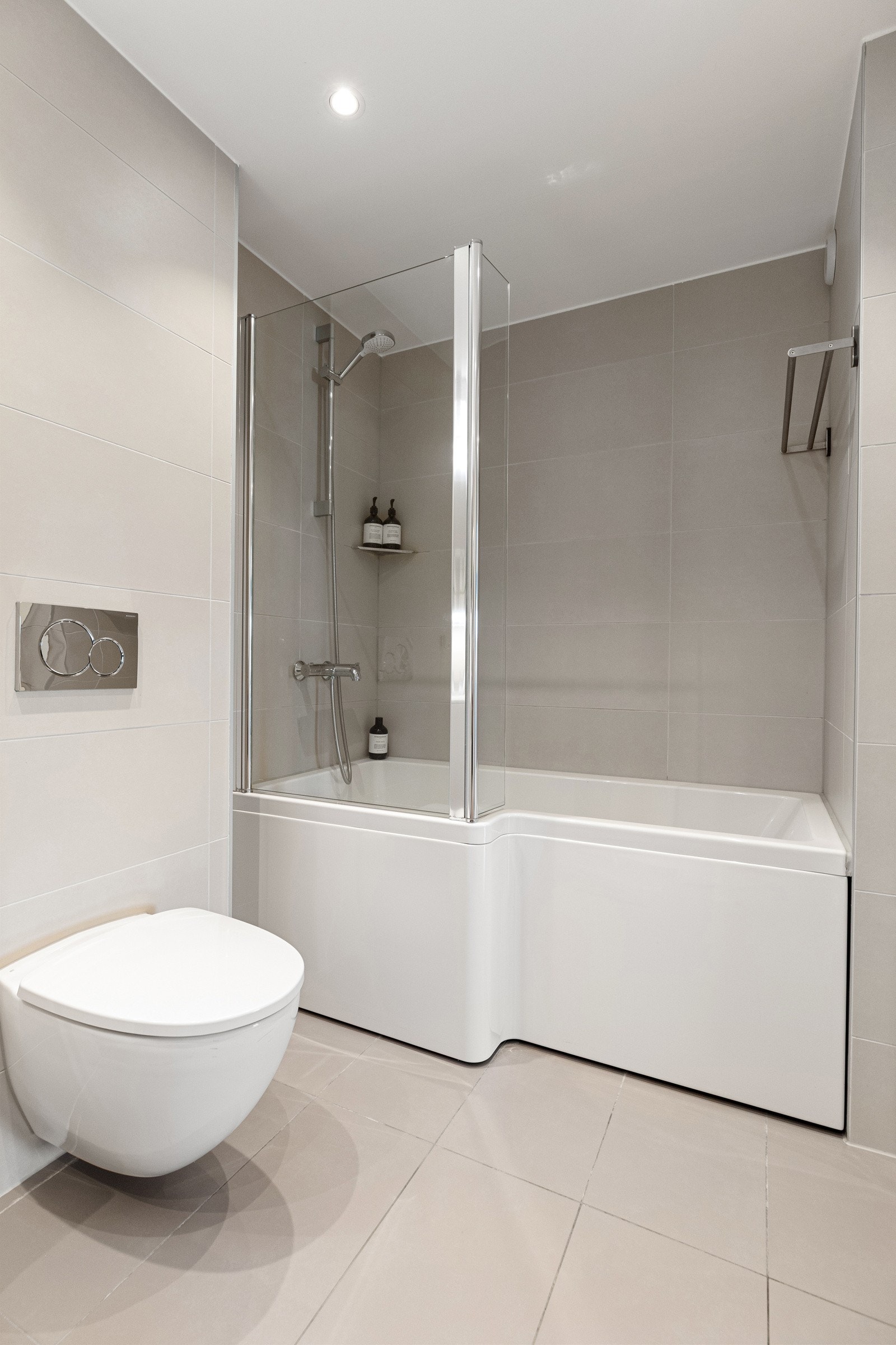 U. etasje: På badet er det veggehengt klosett og badekar som passer perfekt for småbarnsfamilier Galleribilde