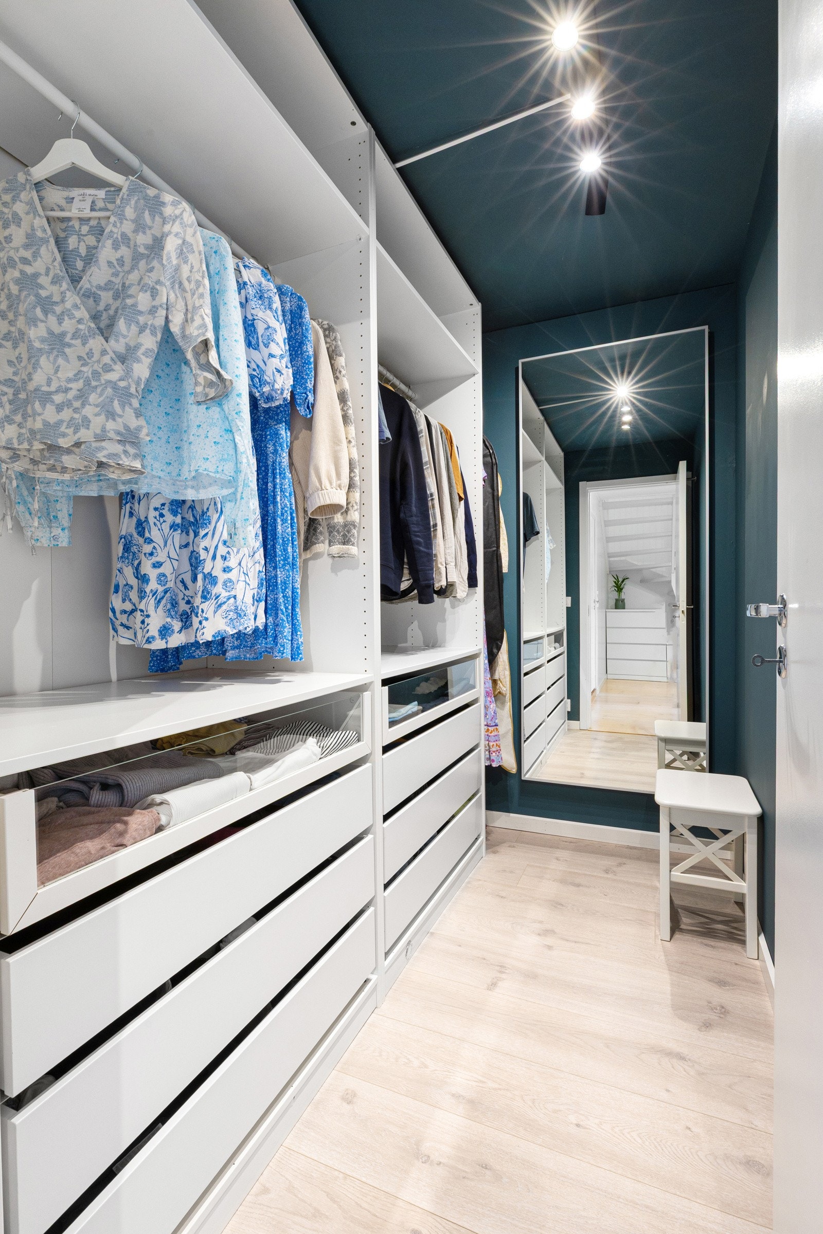 U. etasje: Stor garderobe Galleribilde