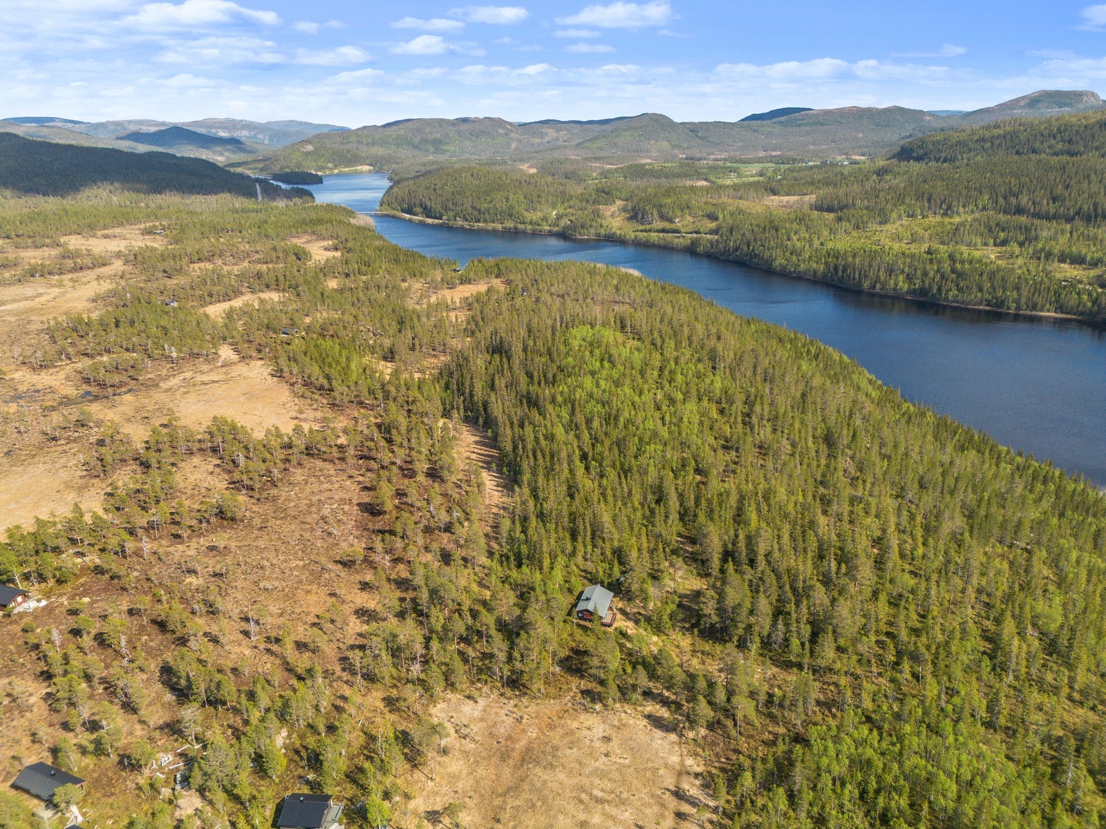 Trivelig fjellhytte med uthus og 3 soverom. God plass til familien! Galleribilde