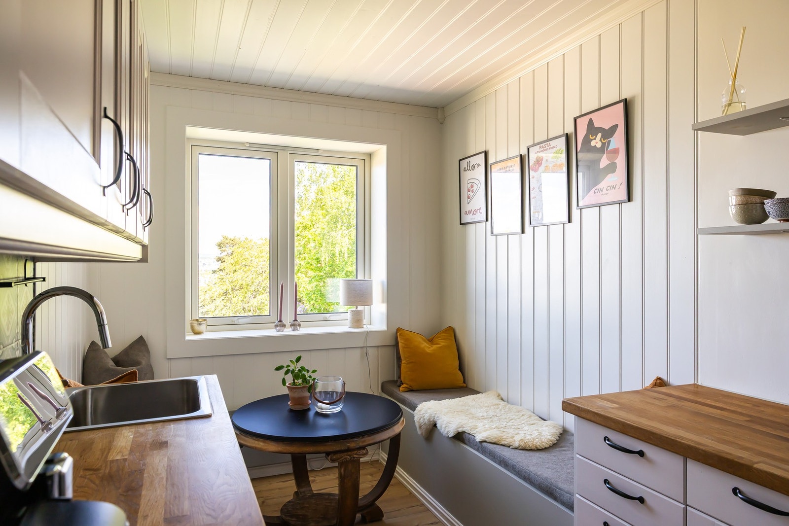 Dette gir en praktisk og ryddig løsning, samtidig som rommet har et hyggelig preg med vindu, malt panelhimling og downlights. Galleribilde