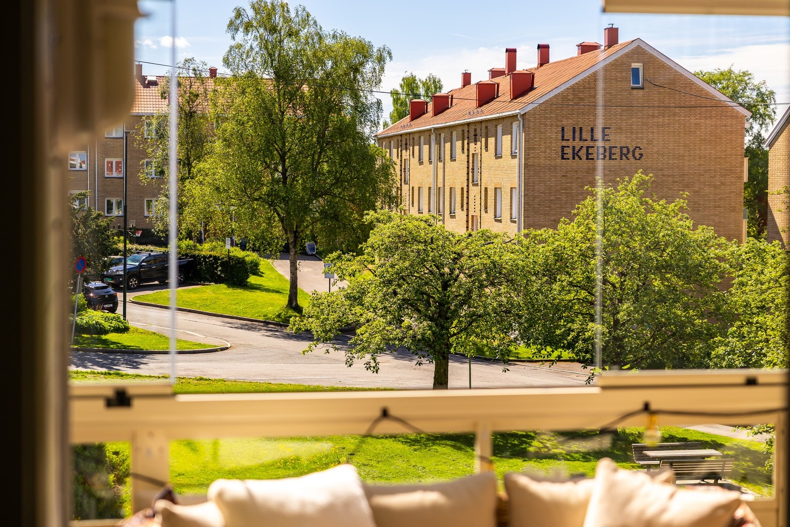 Dette er en lun og hyggelig uteplass med god brukstid, anslagsvis fra tidlig vår til langt ut på høsten. Galleribilde
