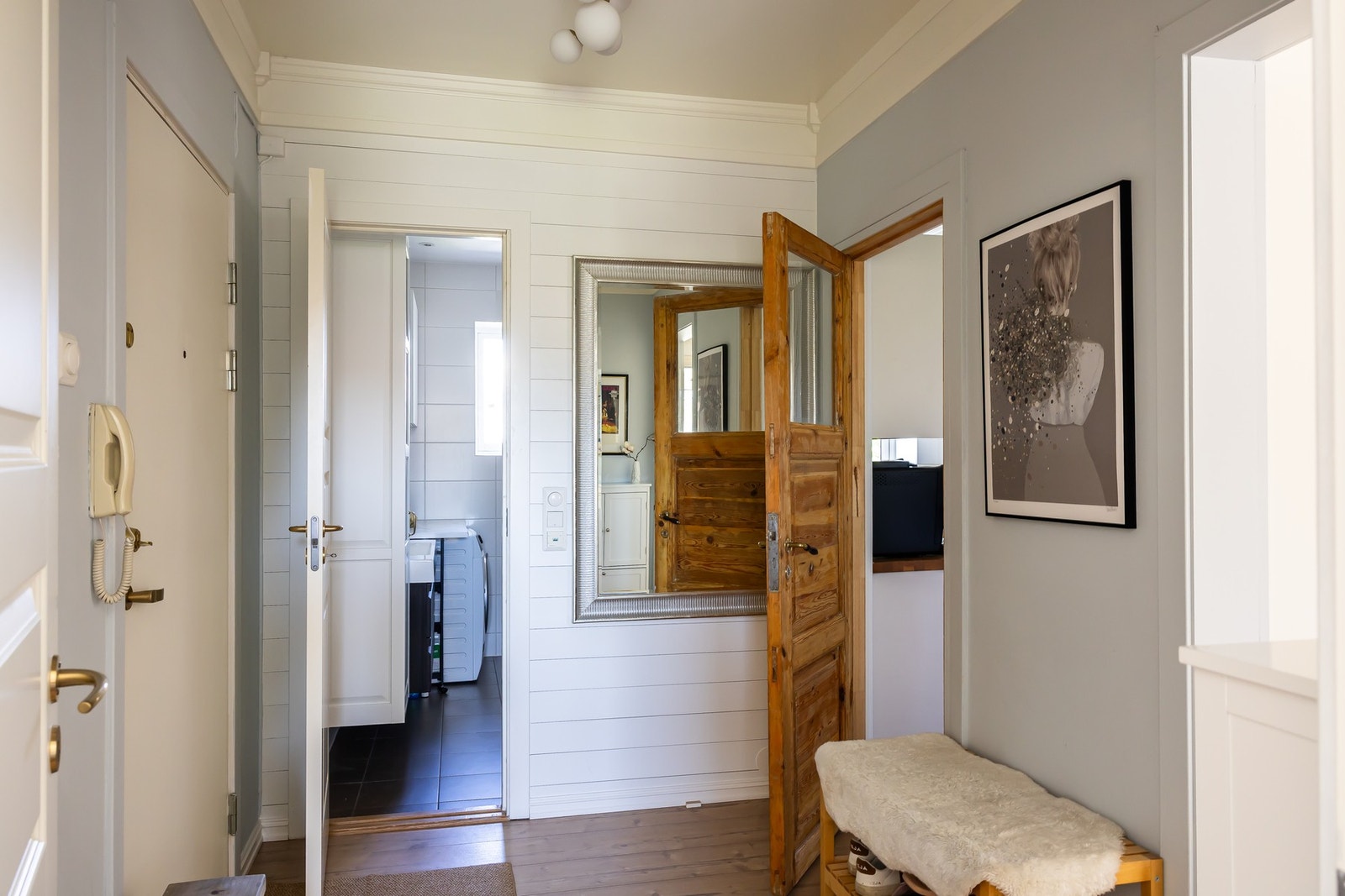 Leiligheten ligger i andre etasje med adkomst fra felles trappegang og byr på en praktisk og innbydende entré med malte veggflater og laminat på gulv Galleribilde