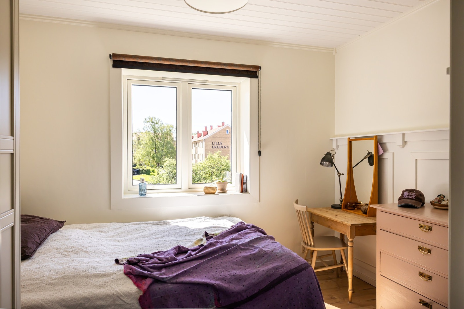 Det andre soverommet har adkomst fra entreen og egner seg godt som barnerom, gjesterom eller hjemmekontor. Galleribilde