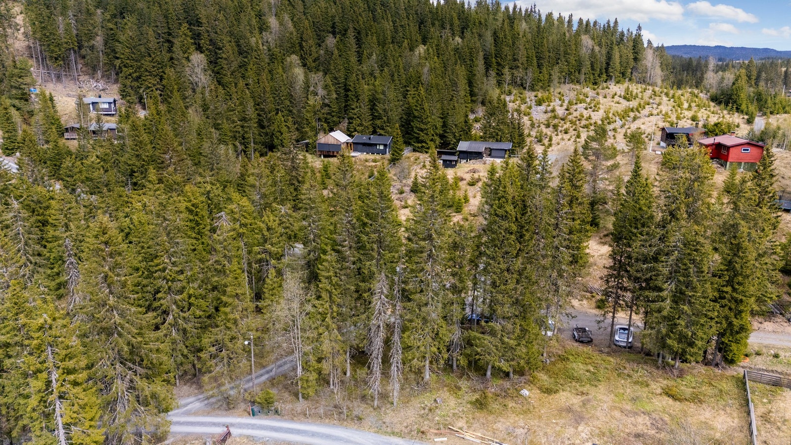 Svea badeplass ligger 3 minutters kjøring fra eiendommen - på sommerstid er det en flott badeplass med sandstrand i nordenden av Svea. Galleribilde