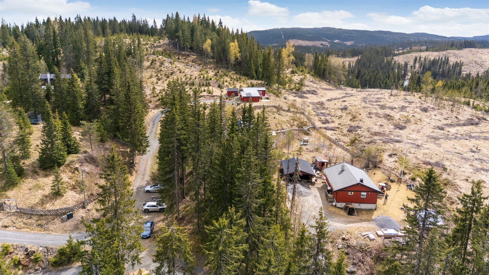 For de skiglade kan det nevnes at løypa mot nord går til Svea Sportsstue, et par kilometer fra selve vannet. Varingskollen Alpinanlegg/ Ringkollen alpin/ Nannestad Skisenter, innenfor 25 minutters avstand med bil. Galleribilde