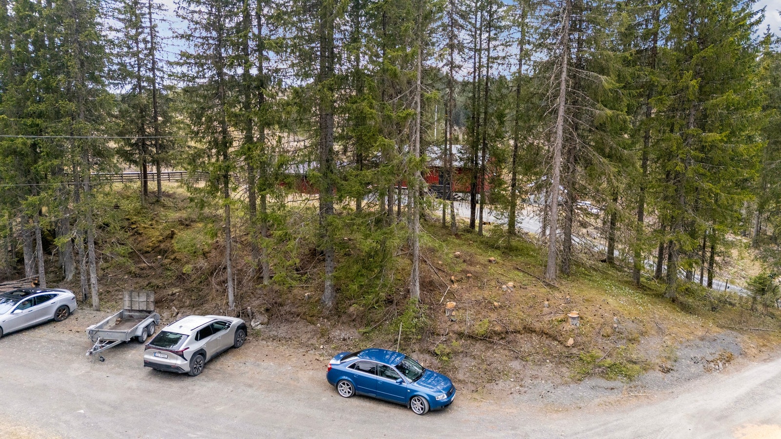Uthus eller garasje skal ikke overstige 25 kvm for hver eiendom - medregnet innenfor totalt tillatte BYA på 150 kvm. Galleribilde