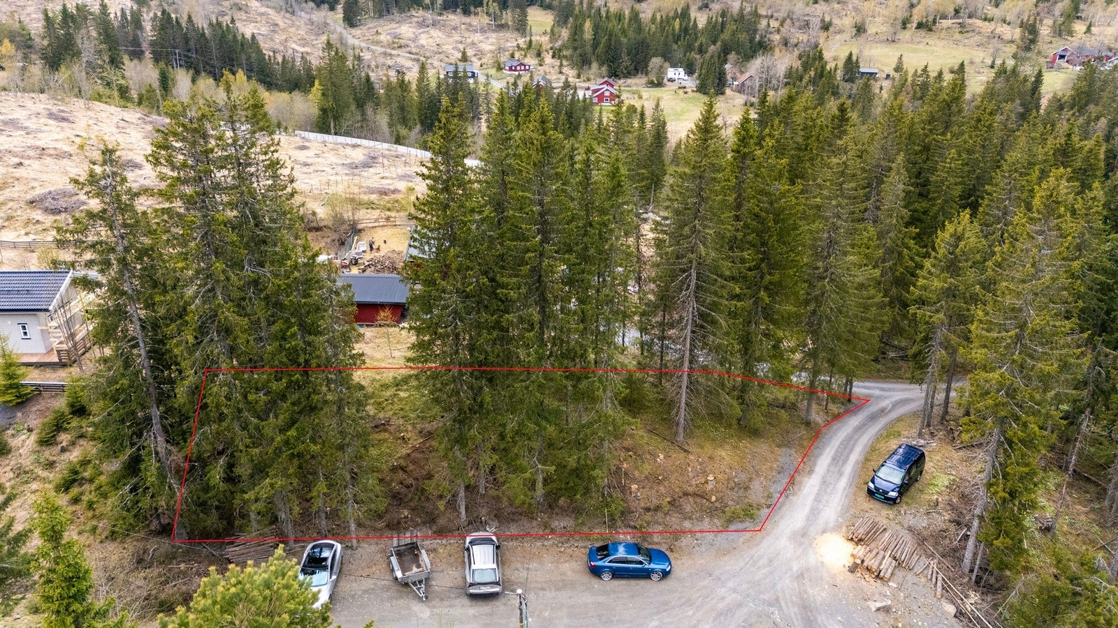 Nærmeste togstasjon - 5 minutter å kjøre. Nærmeste holdeplass i umiddelbart nærhet. Med en avstand på 400 meter til tomten. Gardemoen/ Oslo Lufthavn kan nåes på 40 minutter. Galleribilde