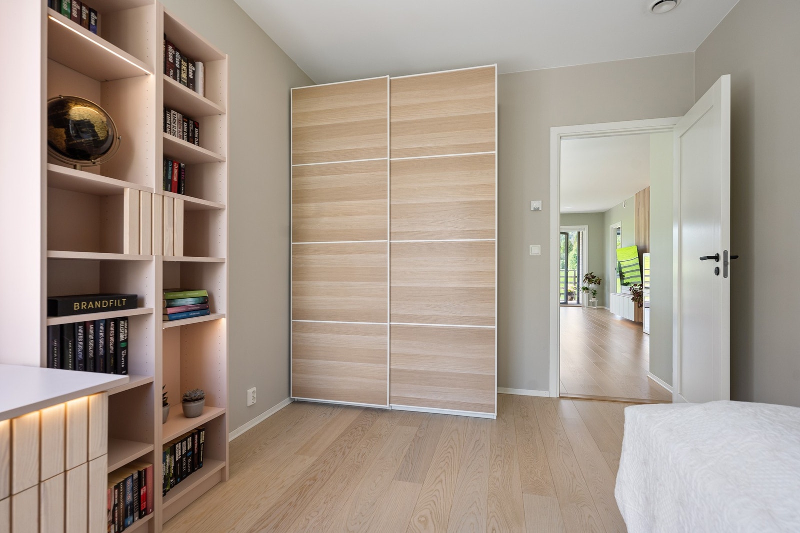 Et lyst og trivelig rom med garderobe Galleribilde