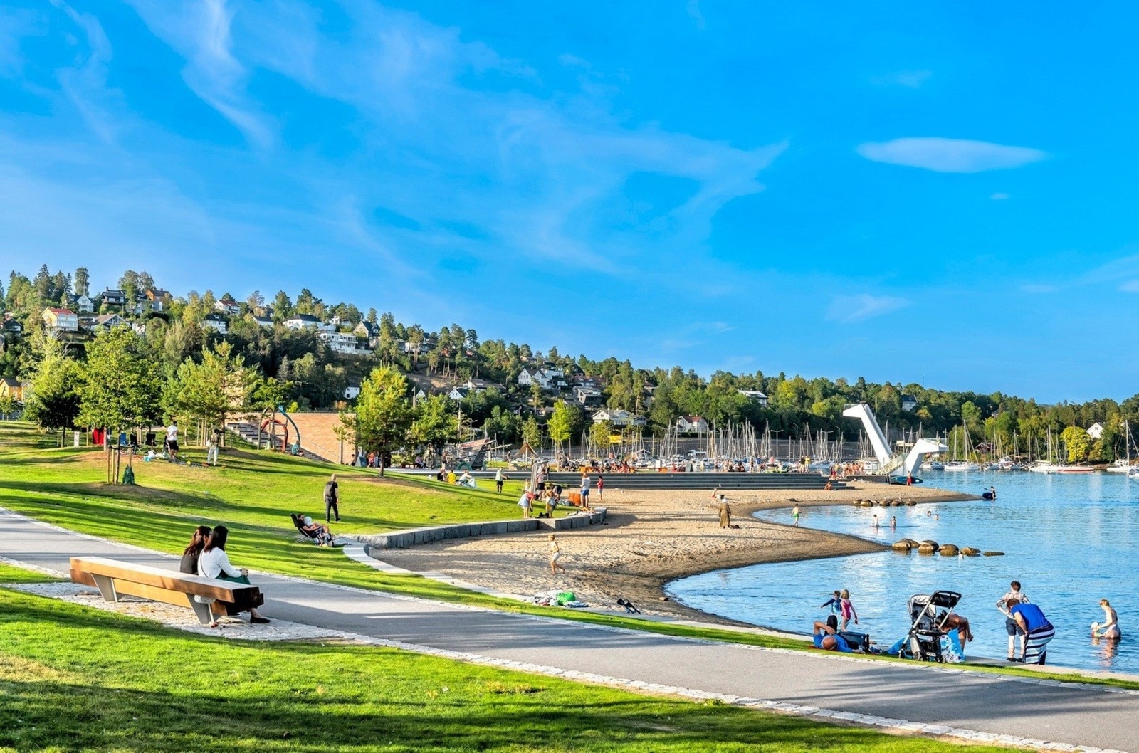 Det er nærhet til sjøen med flere fine badestrender Galleribilde