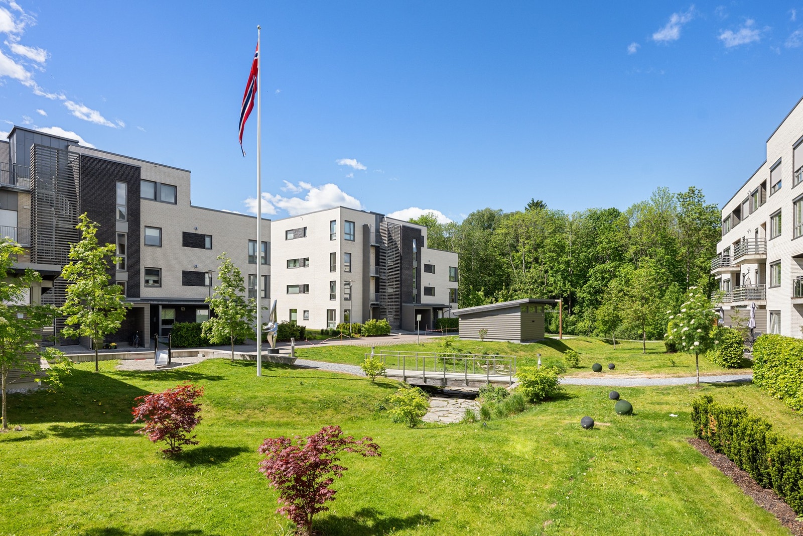 Rundt byggene er det flotte fellesområder med lekeplasser og sittegrupper Galleribilde