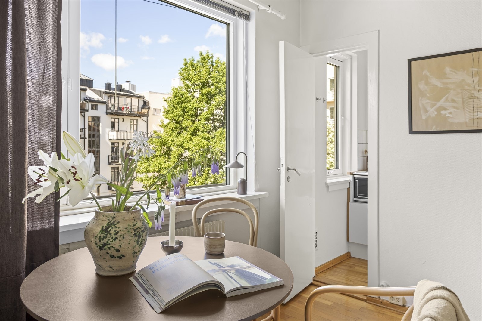Store vindusflater (med isolerglass fra 2018) sørger for en lys og luftig følelse. Galleribilde