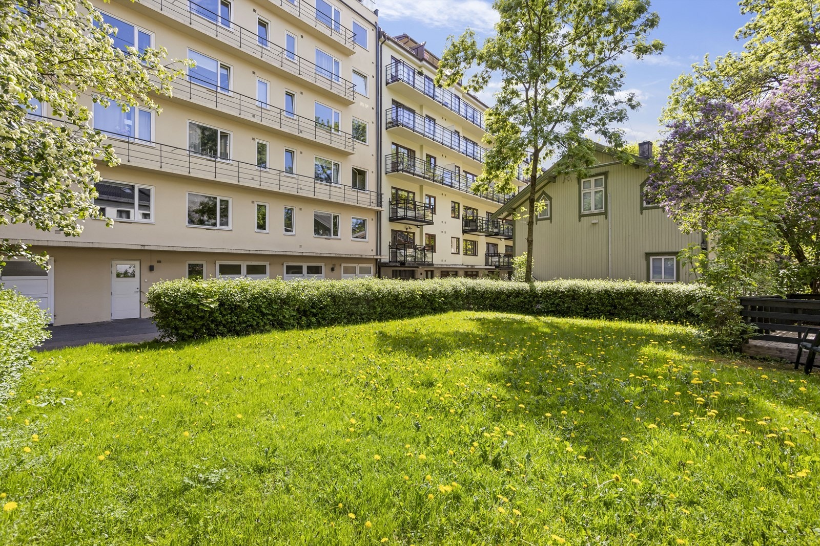 Flotte grøntomeråder i nærhet til bygget. Sameiet eier fire utendørs p-plasser og seks innendørs garasjeplasser som styret leier ut, med tildeling etter ansiennitet ved ledighet. Galleribilde