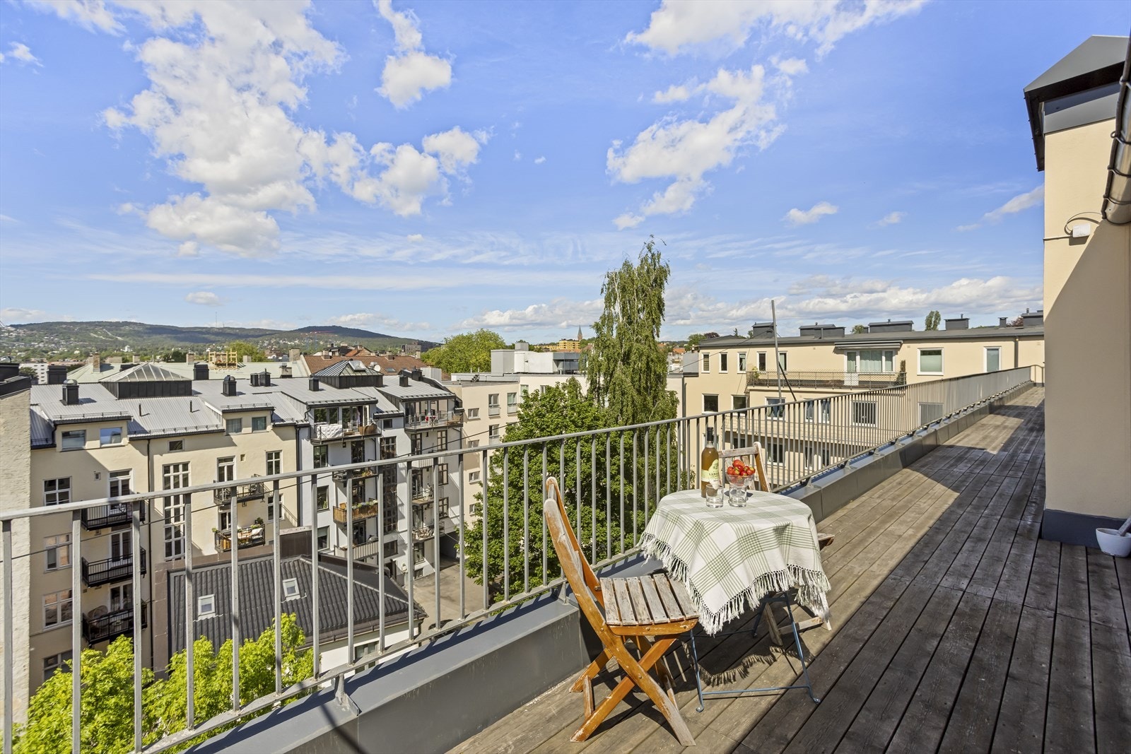 Felles takterrasse med utsikt over nærområdet, et perfekt sted å nyte rolige stunder og gode solforhold. Galleribilde
