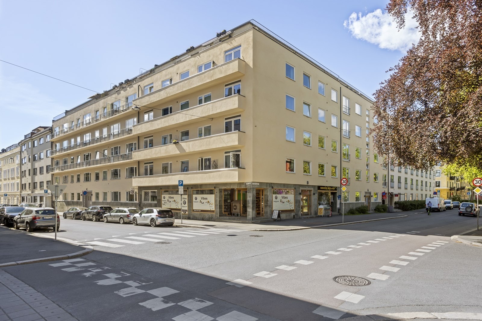 Det sjarmerende området er ypperlig for den som vil bo nær grønne lunger, men samtidig ha gangavstand til alt av hovedstadens fasiliteter. Galleribilde