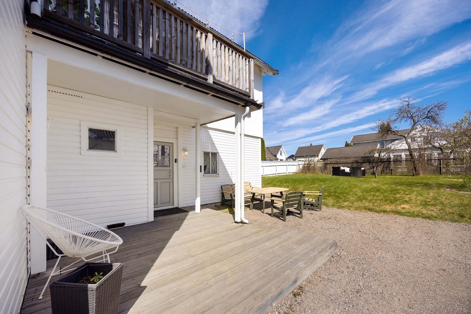 Ved inngangspartiet til første etasje er det en platting på 15 m². Galleribilde
