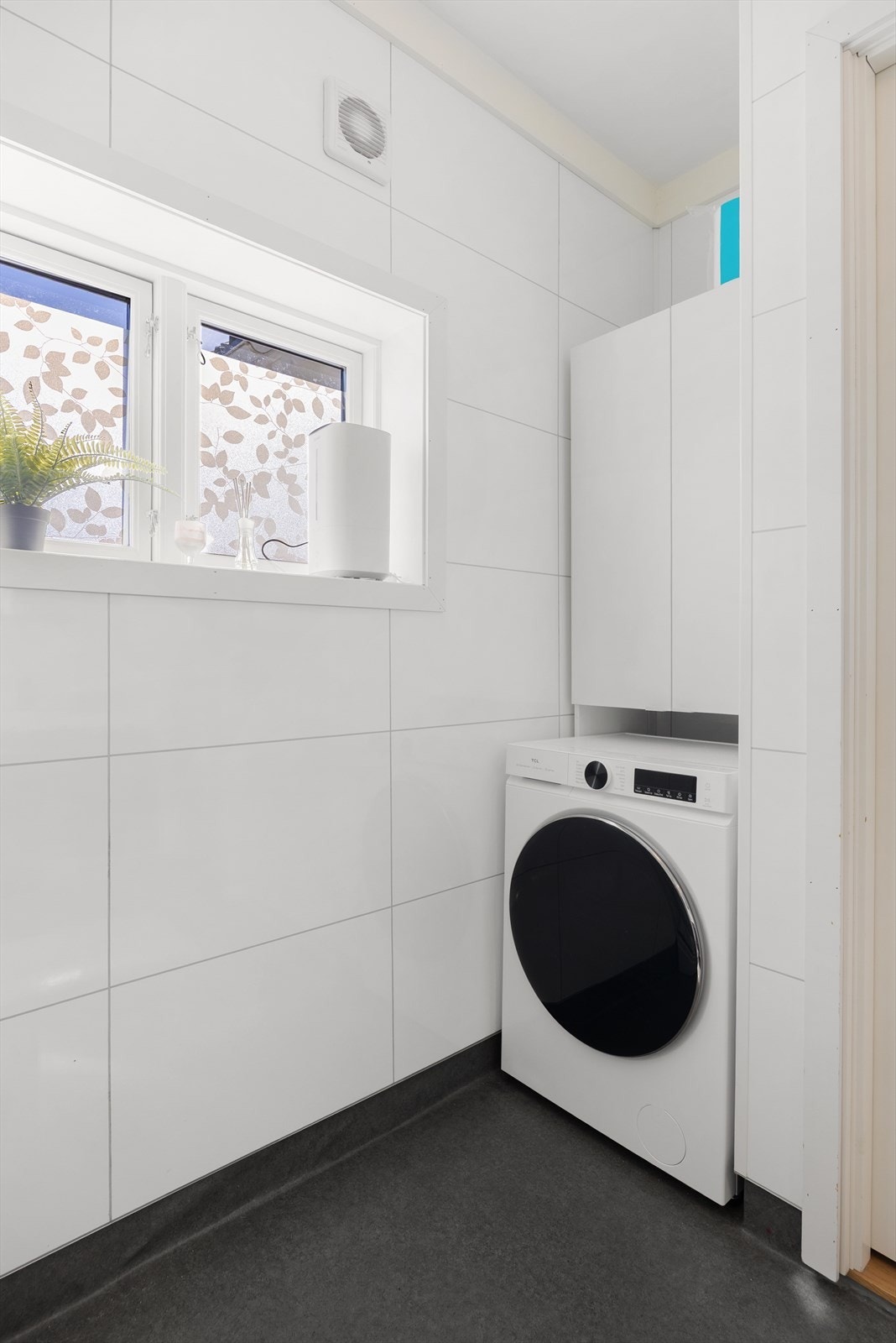 Badet er praktisk innredet med opplegg for vaskemaskin. Galleribilde