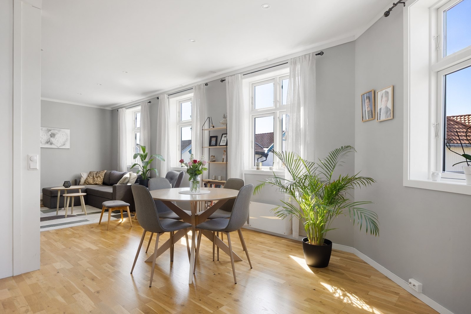 Gulvene er en kombinasjon av parkett og laminat, og veggene har malte plater. Galleribilde