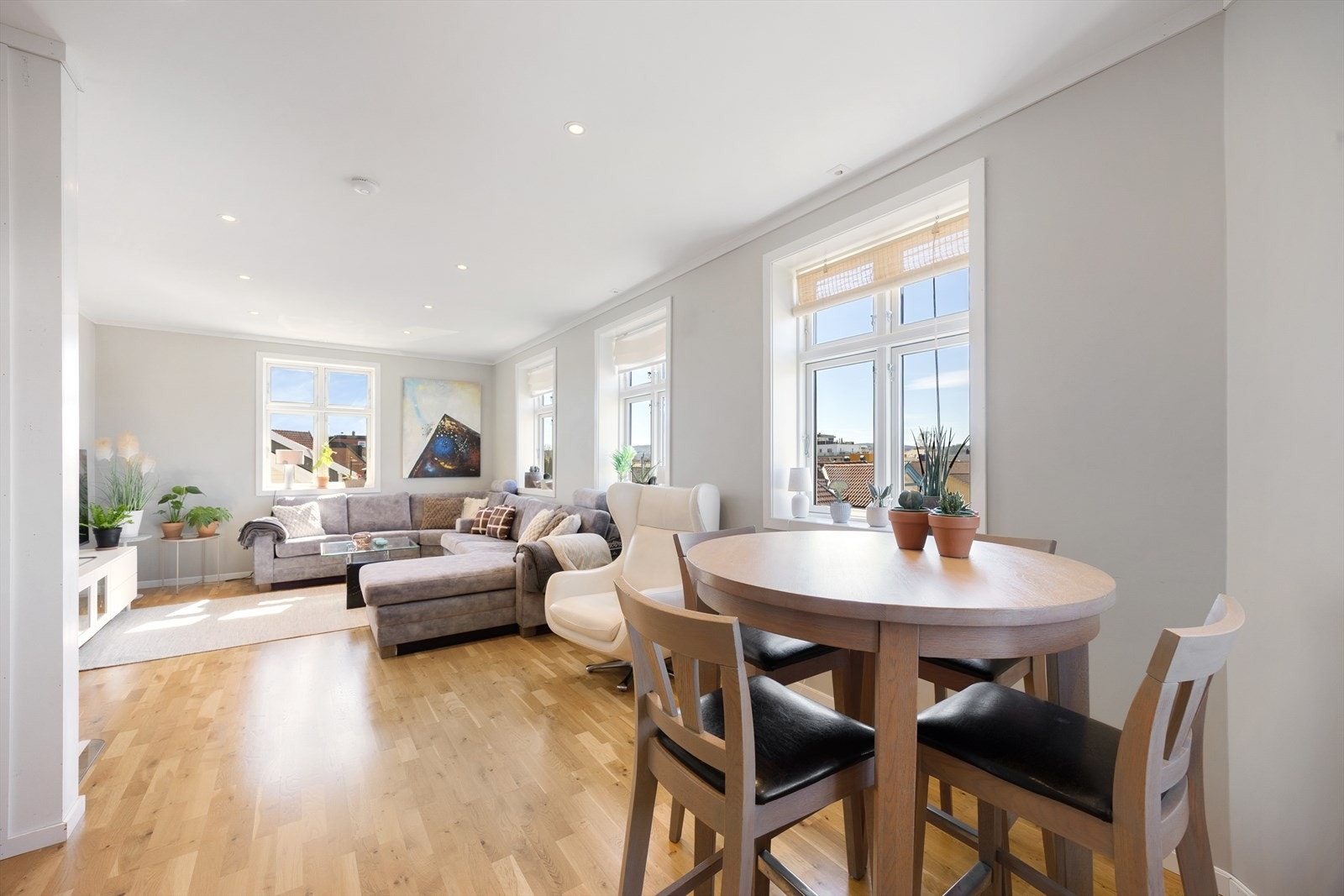 Rommet har plass til både spisebord og en romslig sofagruppe. Galleribilde
