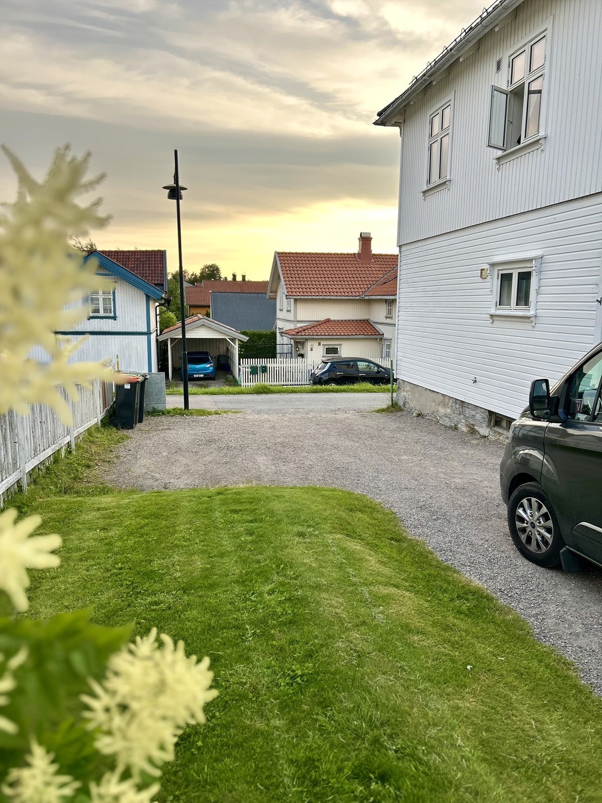 Nærområdet byr på kort vei til både servicetilbud og rekreasjonsområder som Lundedalen. Galleribilde