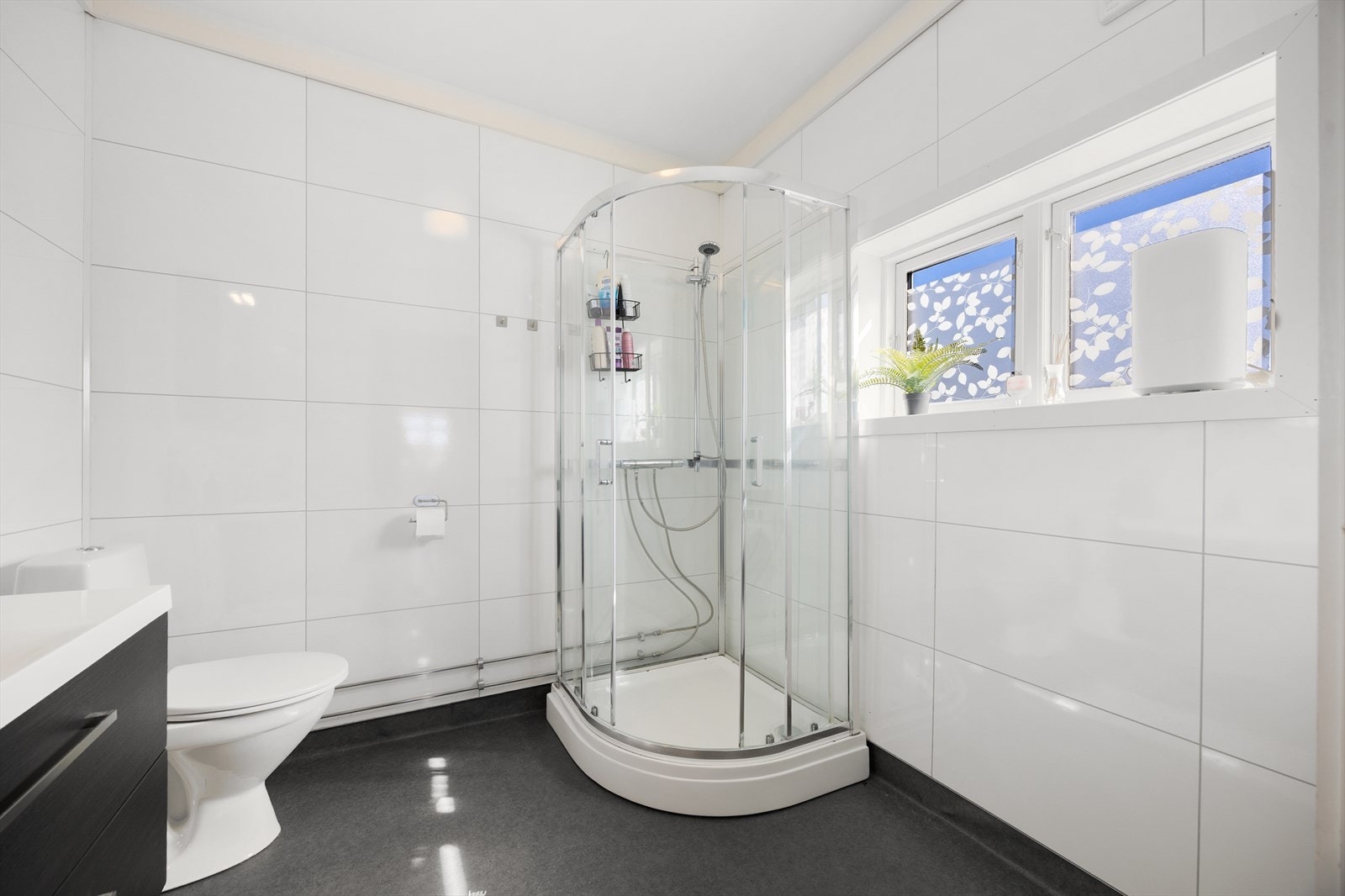 Badet i 2. etasje ble pusset opp i 2017 og har baderomsplater på veggene og dusjkabinett. Galleribilde