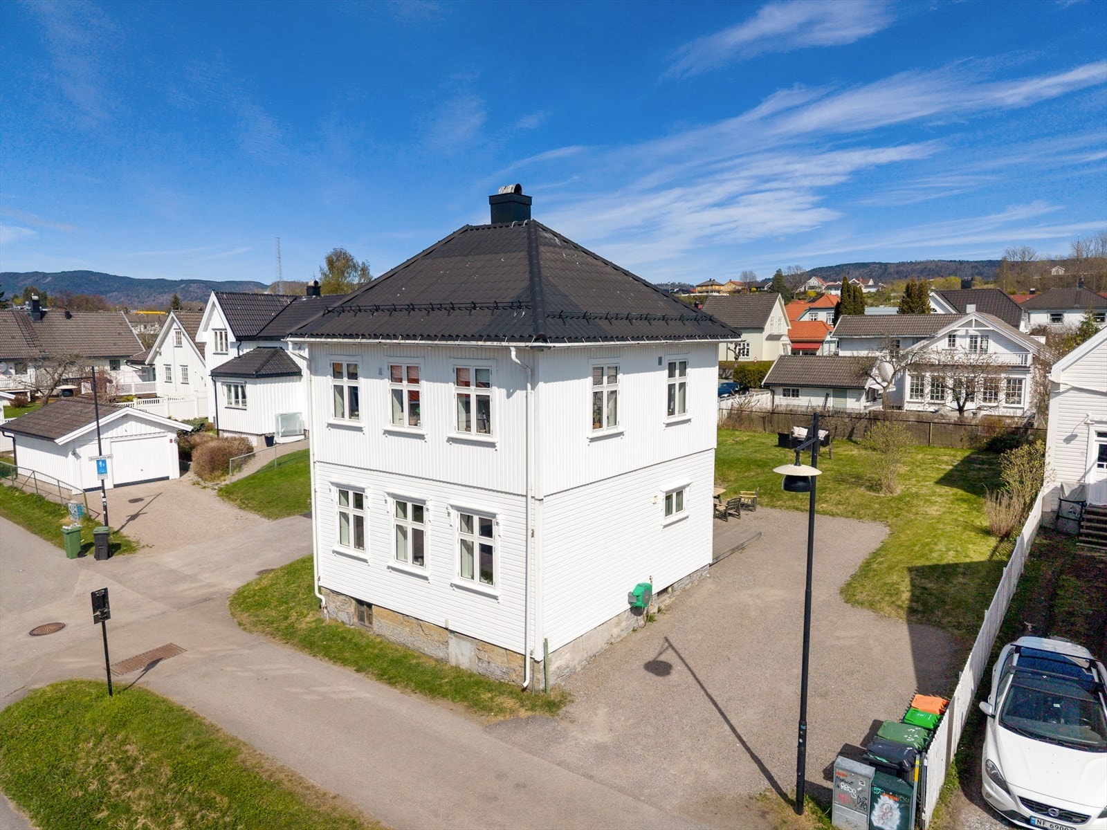 Eiendommen ligger i et veletablert og rolig boligstrøk, med gangavstand til buss, skoler, barnehager, tog og alt hva sentrum har å by på. Galleribilde