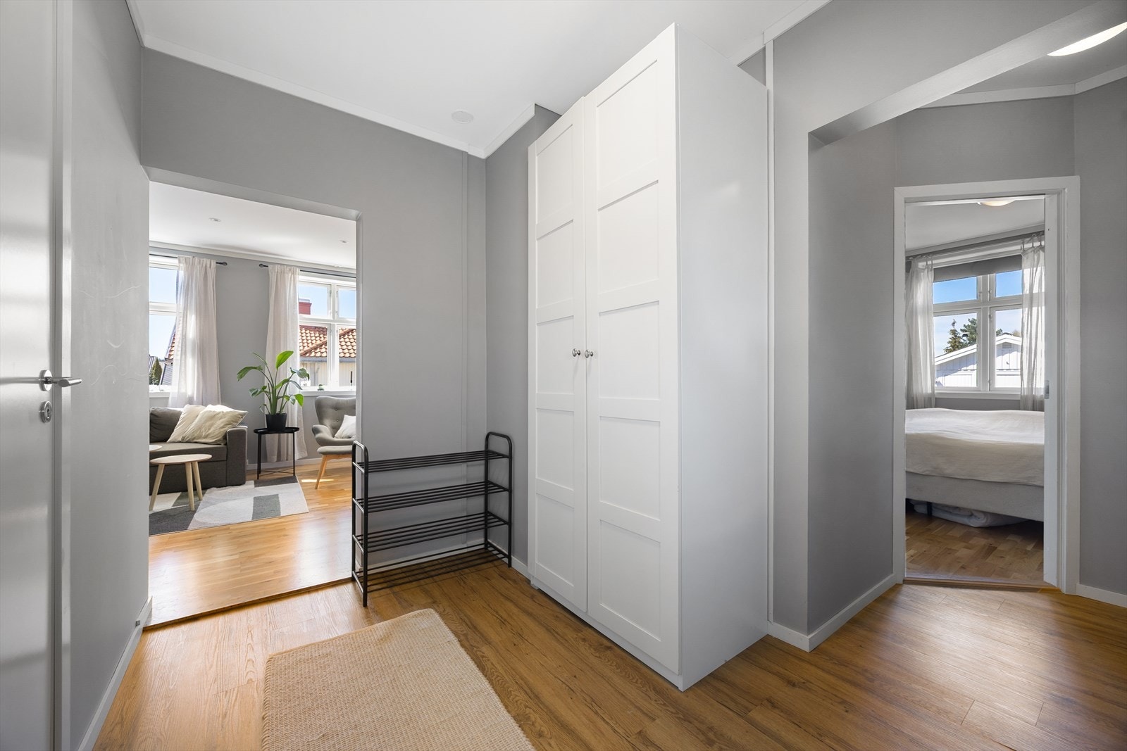 Entréen i 1. etasje har plass til garderobeløsninger og binder rommene sammen. Galleribilde